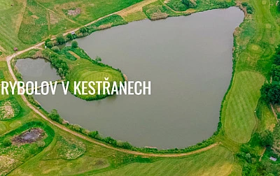 Vzdušný pohled na rybník v chovu ryb ve Kstraňech.