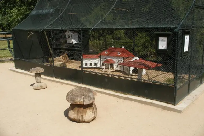 Minizoo v Častolovicích s modelovou vesnicí uvnitř výběhu.