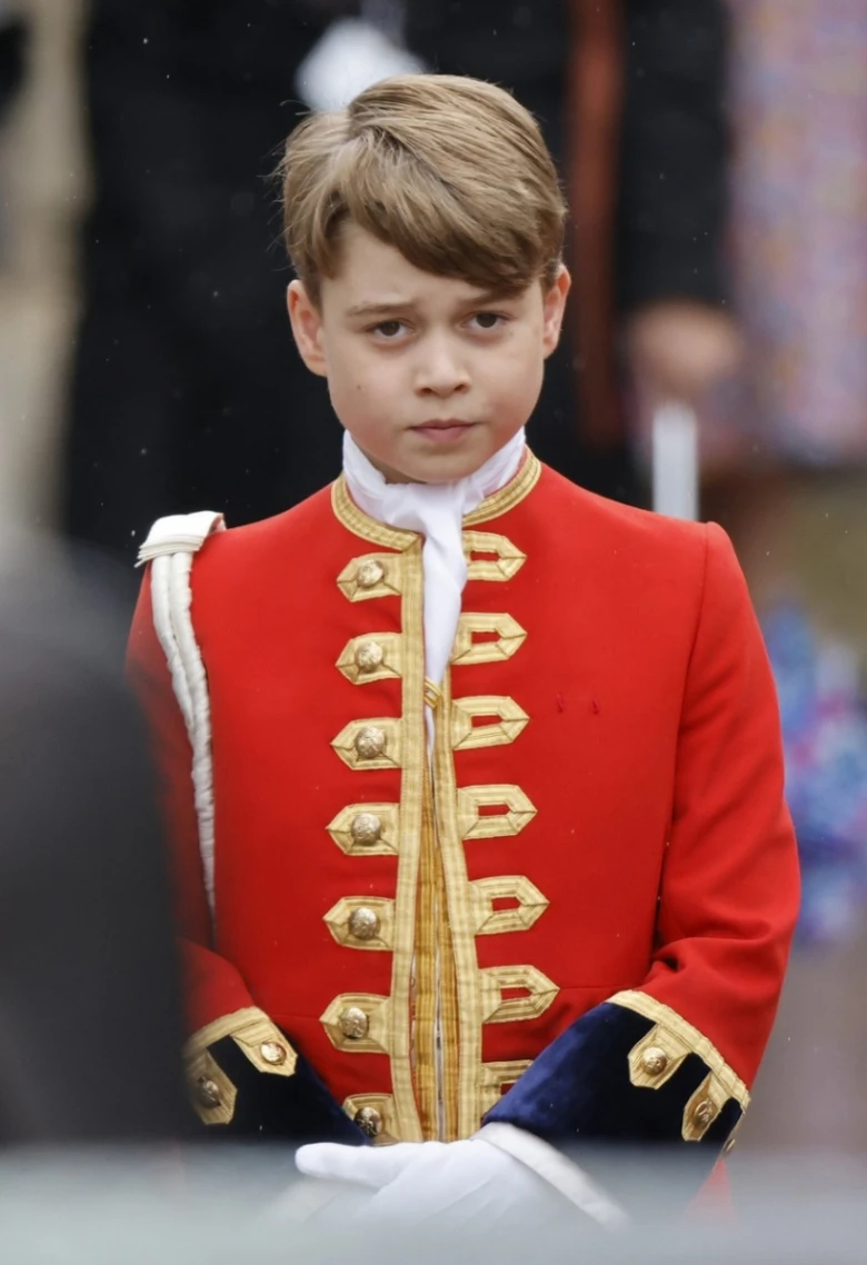 Malý princ George v červeném vojenském uniformě.