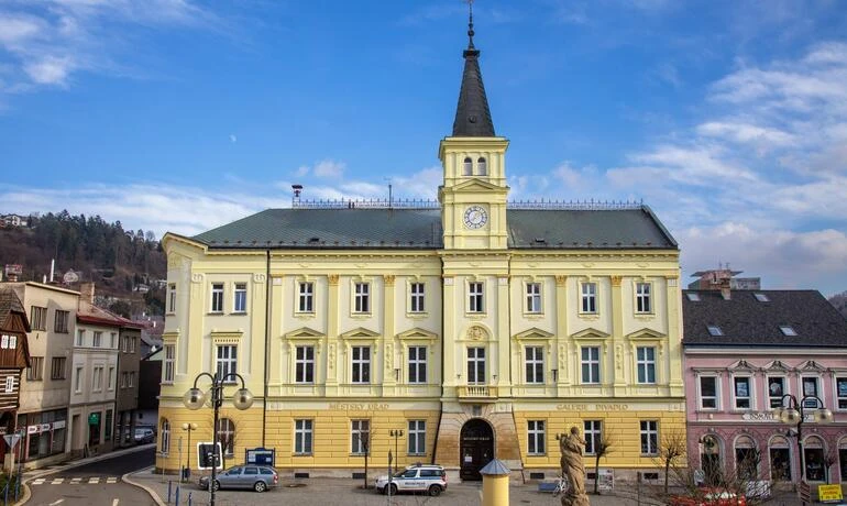 Železnobrodské radnice na náměstí s parkujícími auty.