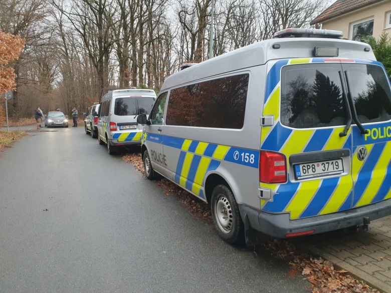 Police vozy na silnici v Klánovickém lese
