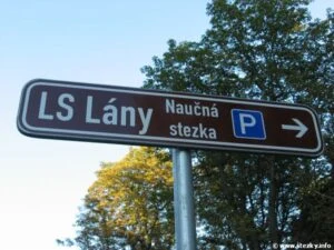Směrná tabule ukazující na naučnou stezku v oboru Lány.