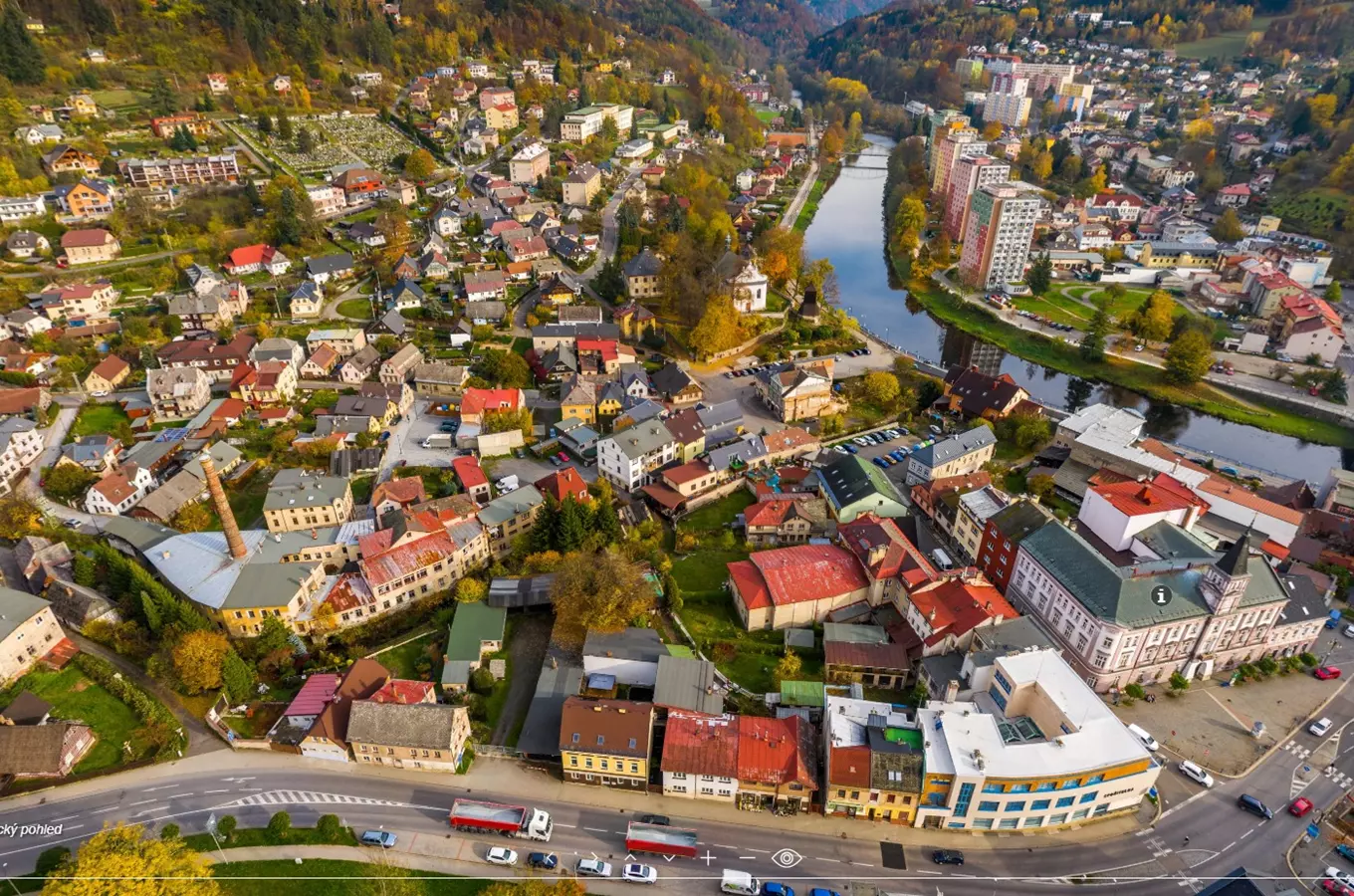 Pohled na město Železný Brod z výšky s řekou v údolí.