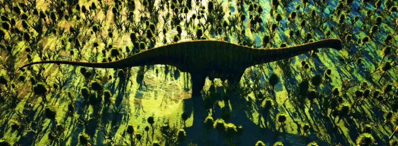 Veliký dinosaurus diplodocus stojí mezi vysokou zelenou vegetací.