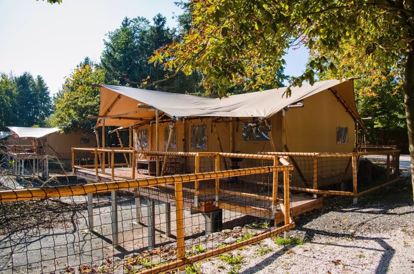 Glampinková chata v přírodě u Zoo Dvůr Králové
