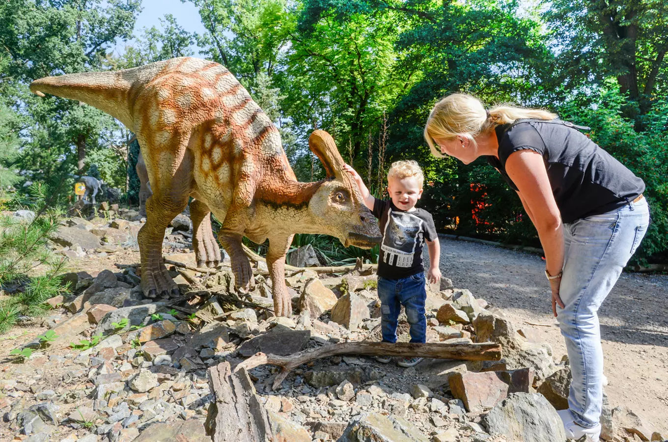 Dětský dotyk s dinosaurem v expozici pro rodiny.