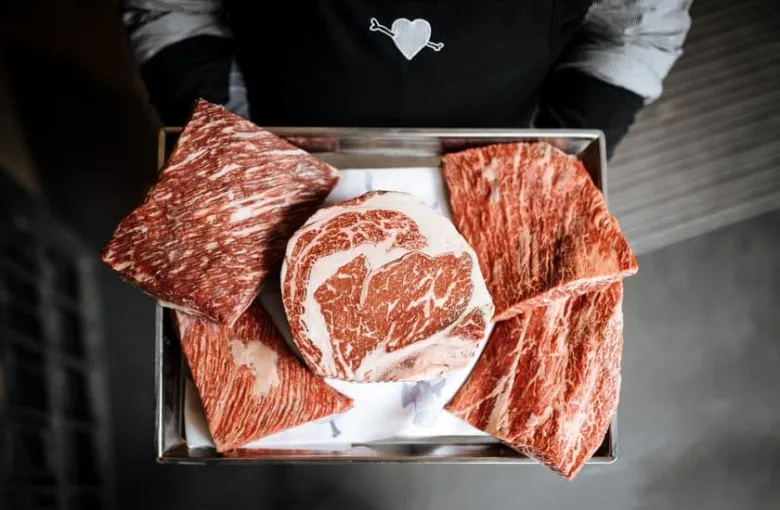 Tray s syrovým masem z krávy nebo skotu plemene wagyu.