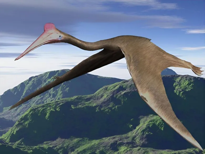Velký létající ptakodaktyle Quetzalcoatlus letící nad horami.
