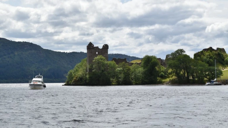 Starodávné zříceniny hradu na ostrově v jezeře Loch Ness.