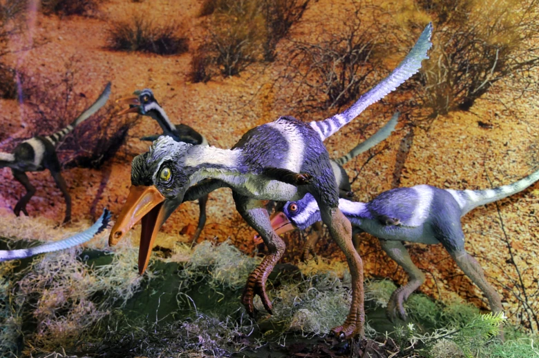 Modely dinosauřů v expozici pro děti s detailním prostředím.