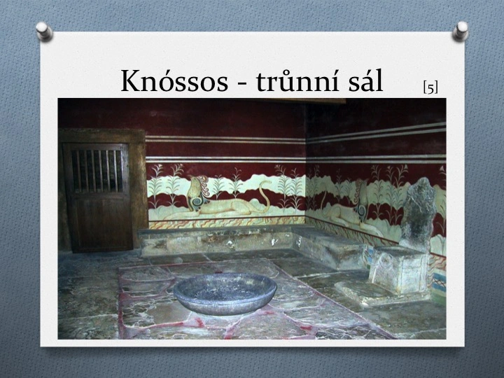 Trůnní sál v Knóssu se freskou skákajících býků.